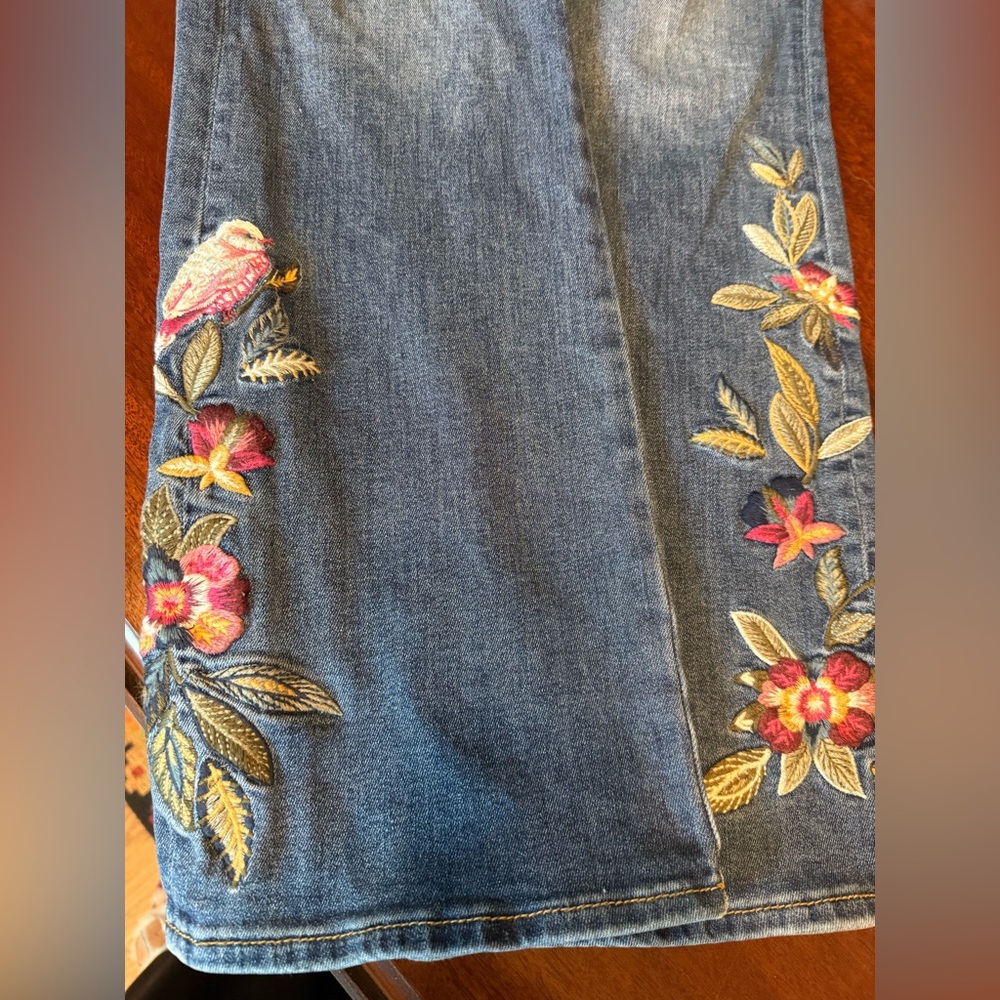 DRIFTWOOD “Kelly” Embroidered Blue Jeans - Picture 4 of 5